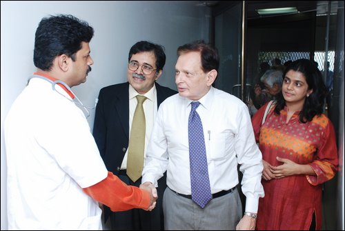 Dr. Mistri welcoming The chief Guest to the I.C.U.JPG