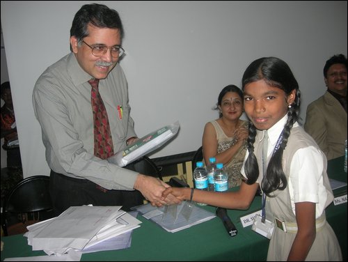 Dr Sunil Keswani Giving Prize To Winner Jpg Jus esat ieradusies uz so lapu, jo tas, visticamak, mekle: dr sunil keswani giving prize to winner jpg