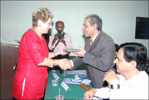 Mrs  Shroff presenting gift to  Dr.Bodha Welsly(DIRECTOR OF EURO SKIN BANK NETHERLANDS).JPG