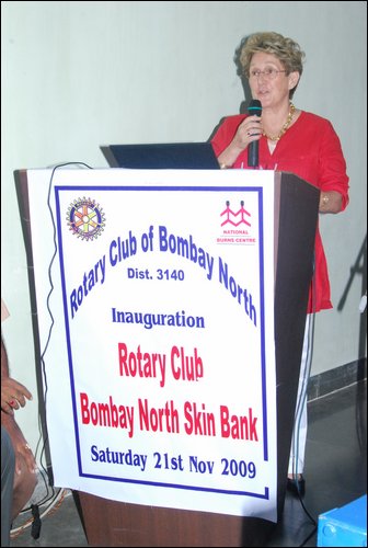 Mrs Shroff delevering  welcome address.JPG