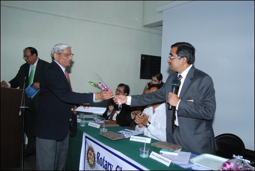 Rtn Dr. Satya Agarwala receiving token of appreciation.JPG