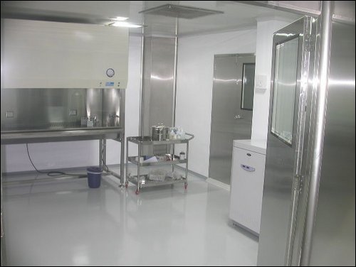 culture room with class-10,000 HEPA.JPG